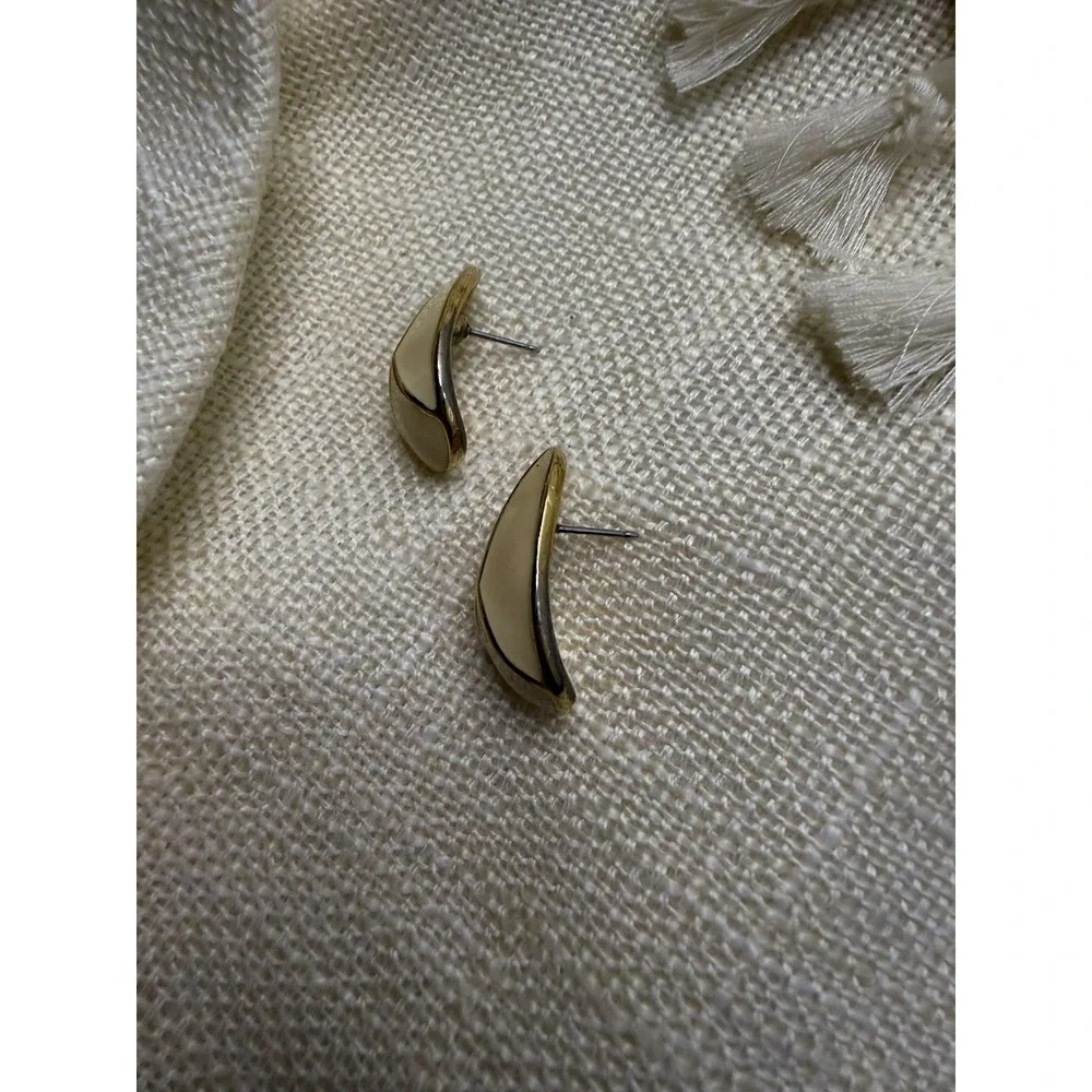 Vintage Trifari Gold Tone Cream Enamel‎ Oval Stud Earrings Signed MCM Geometric